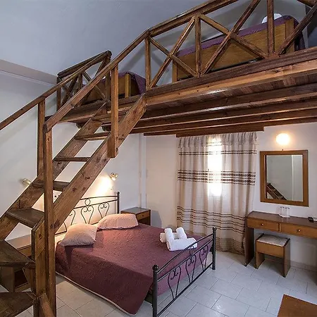 Petra Nera 2* Perissa (Santorini)